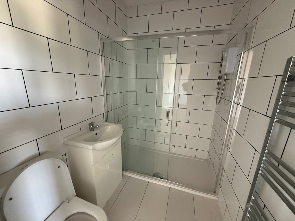 Lot: 166 - HOUSE WITH VERSATILE ACCOMMODATION - Three piece shower room